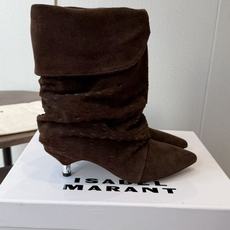 Isabel Marant 伊莎贝尔 26ss 尖头细跟短靴 一脚蹬细跟短靴,麟片皮孔点缀短靴腰身,时尚感满满,银色小 Isabel Marant 伊莎贝尔 26ss 尖头细跟短靴 一脚蹬细跟短靴,麟片皮孔点缀短靴腰身,时尚感满满,银色小