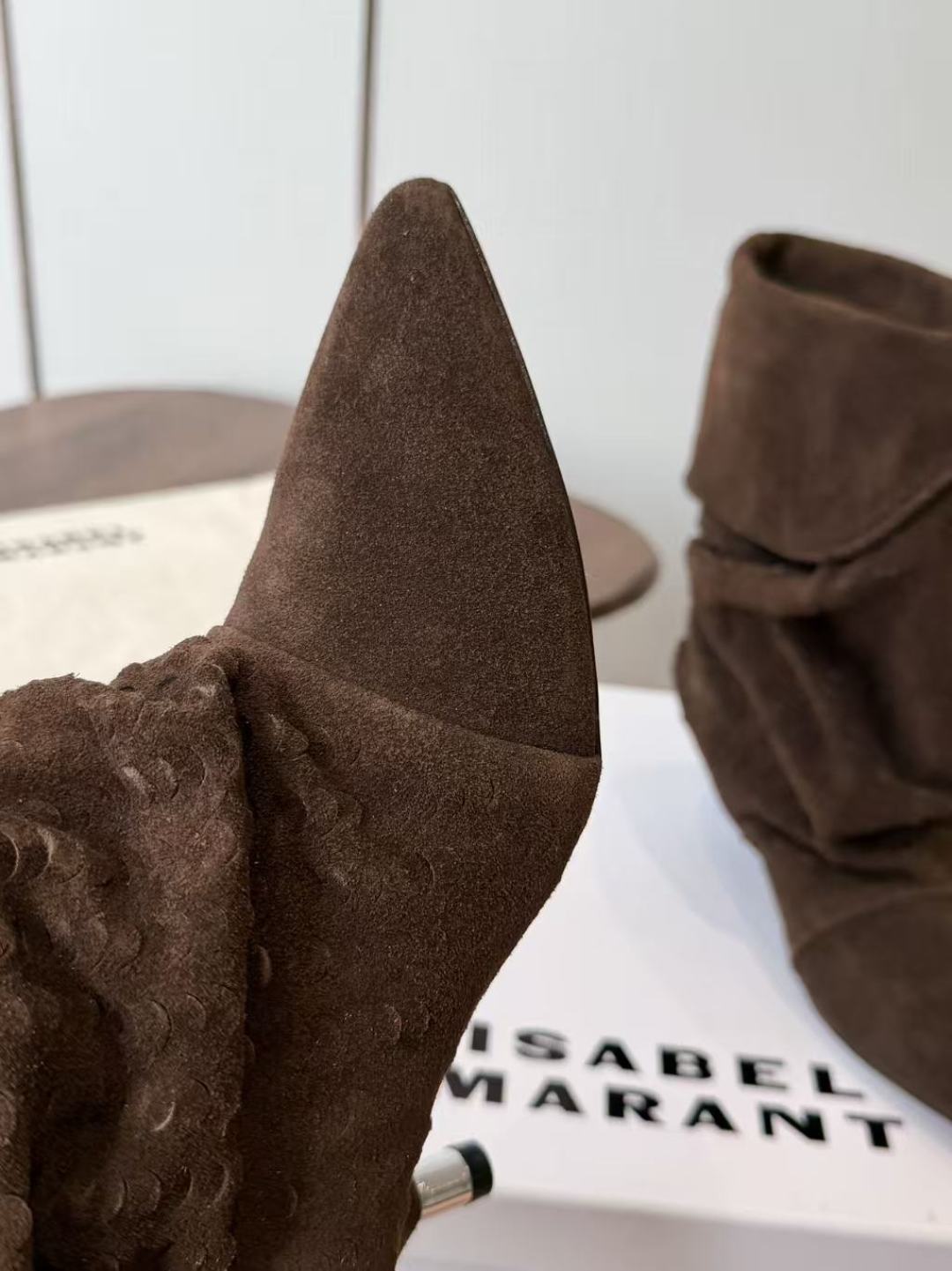 Isabel Marant 伊莎贝尔 26ss 尖头细跟短靴 一脚蹬细跟短靴,麟片皮孔点缀短靴腰身,时尚感满满,银色小 Isabel Marant 伊莎贝尔 26ss 尖头细跟短靴 一脚蹬细跟短靴,麟片皮孔点缀短靴腰身,时尚感满满,银色小