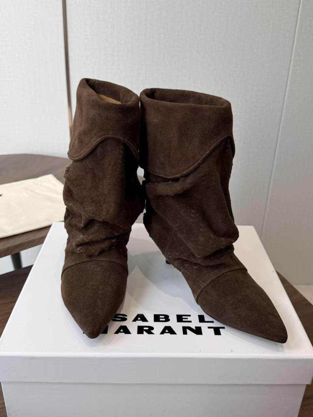 Isabel Marant 伊莎贝尔 26ss 尖头细跟短靴 一脚蹬细跟短靴,麟片皮孔点缀短靴腰身,时尚感满满,银色小 Isabel Marant 伊莎贝尔 26ss 尖头细跟短靴 一脚蹬细跟短靴,麟片皮孔点缀短靴腰身,时尚感满满,银色小