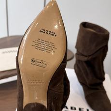 Isabel Marant 伊莎贝尔 26ss 尖头细跟短靴 一脚蹬细跟短靴,麟片皮孔点缀短靴腰身,时尚感满满,银色小 Isabel Marant 伊莎贝尔 26ss 尖头细跟短靴 一脚蹬细跟短靴,麟片皮孔点缀短靴腰身,时尚感满满,银色小