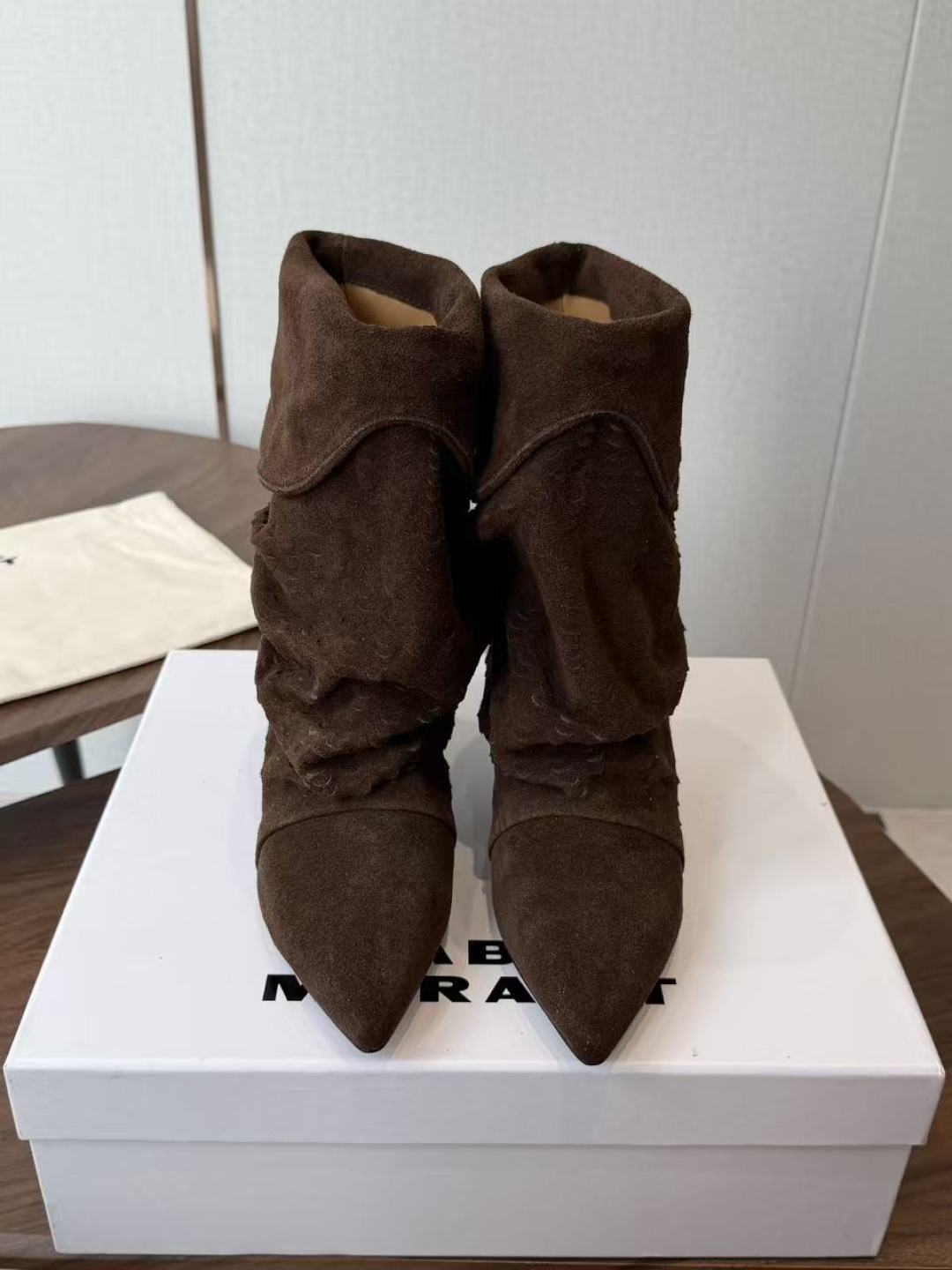 Isabel Marant  伊莎贝尔 26ss 尖头细跟短靴 一脚蹬细跟短靴，麟片皮孔点缀短靴腰身，时尚感满满，银色小