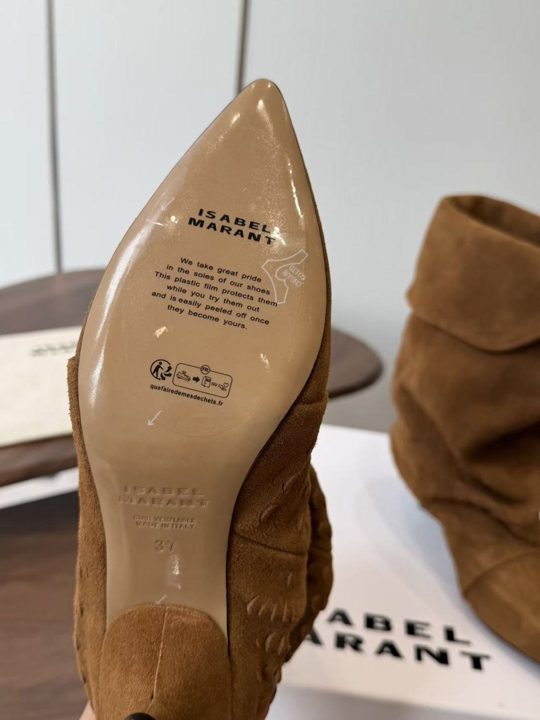 Isabel Marant  伊莎贝尔 26ss 尖头细跟短靴 一脚蹬细跟短靴，麟片皮孔点缀短靴腰身，时尚感满满，银色小