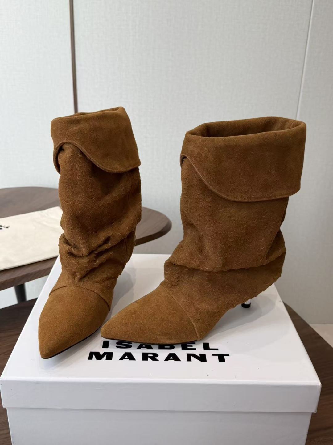 Isabel Marant  伊莎贝尔 26ss 尖头细跟短靴 一脚蹬细跟短靴，麟片皮孔点缀短靴腰身，时尚感满满，银色小