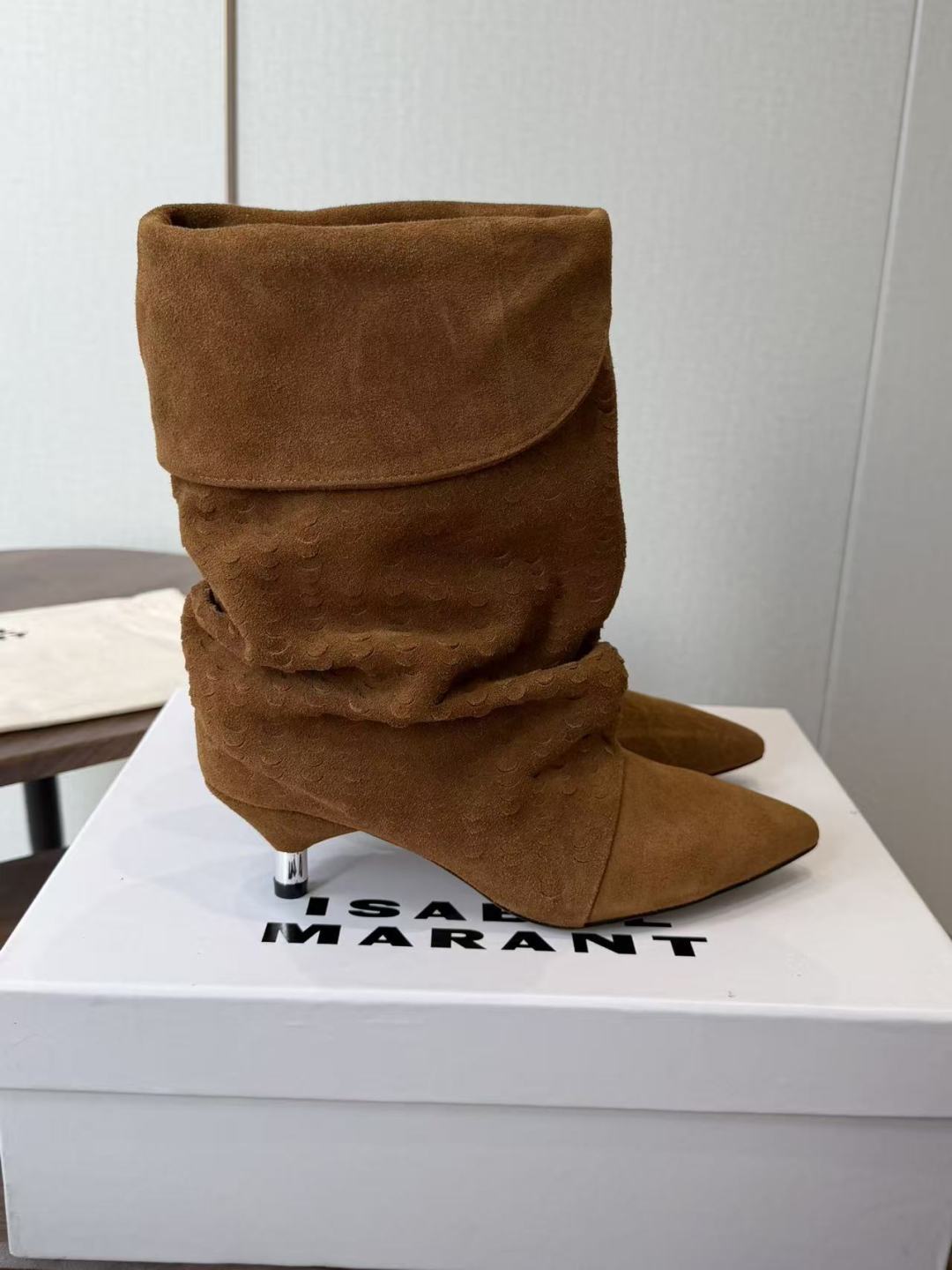 Isabel Marant  伊莎贝尔 26ss 尖头细跟短靴 一脚蹬细跟短靴，麟片皮孔点缀短靴腰身，时尚感满满，银色小