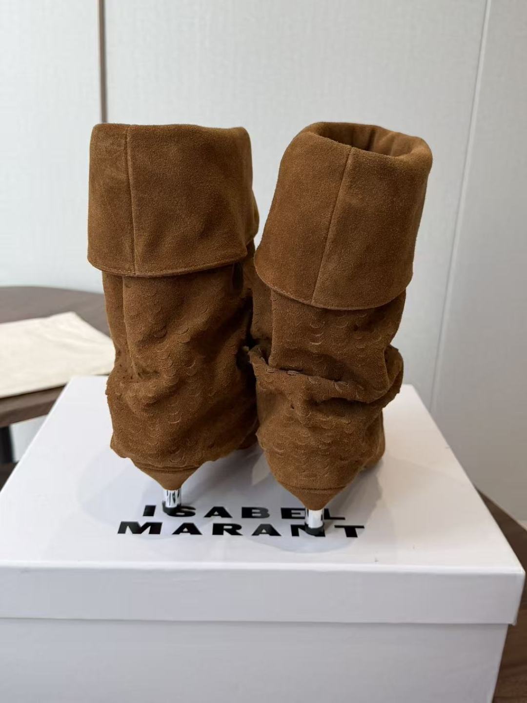 Isabel Marant  伊莎贝尔 26ss 尖头细跟短靴 一脚蹬细跟短靴，麟片皮孔点缀短靴腰身，时尚感满满，银色小