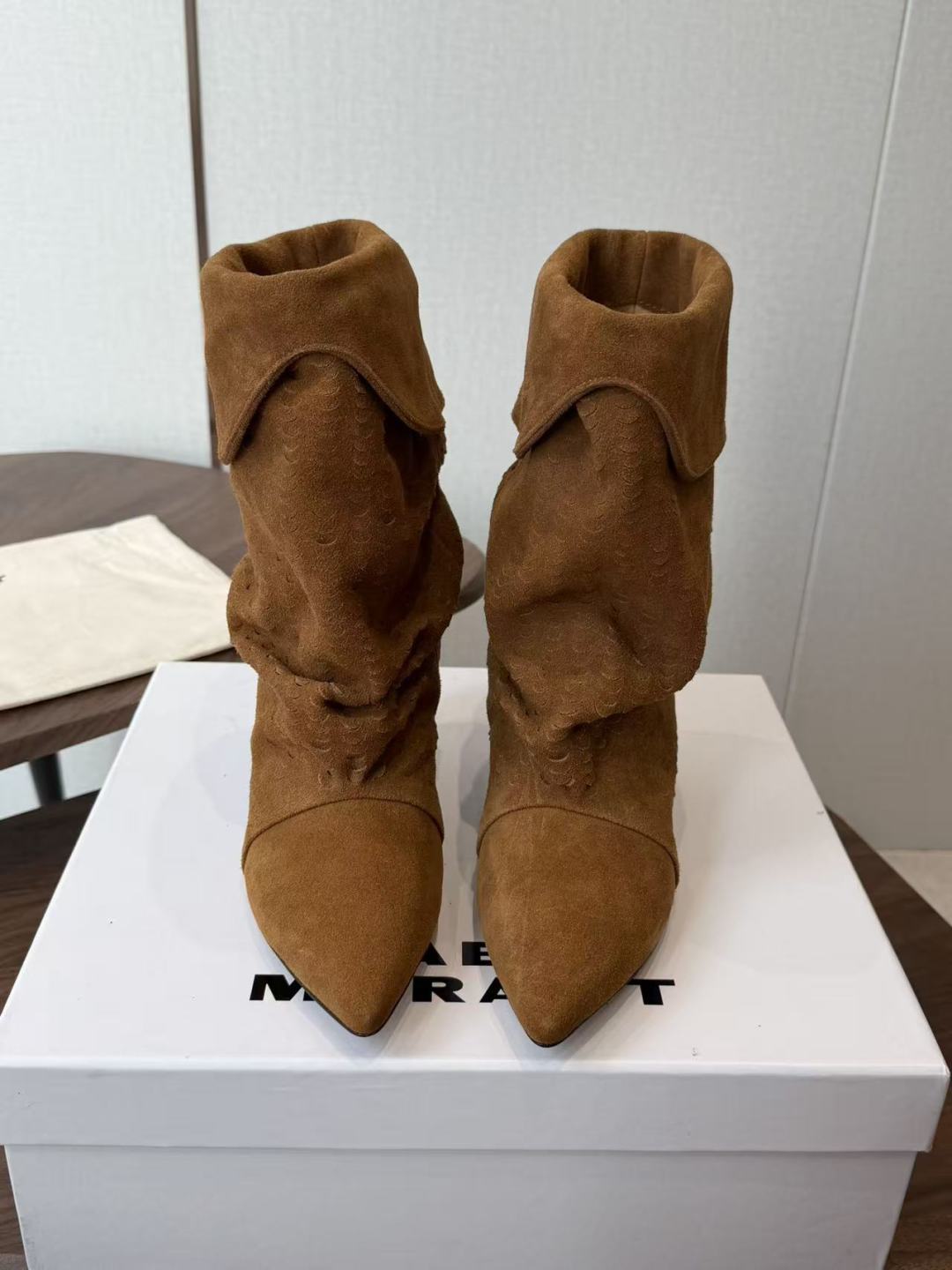 Isabel Marant  伊莎贝尔 26ss 尖头细跟短靴 一脚蹬细跟短靴，麟片皮孔点缀短靴腰身，时尚感满满，银色小