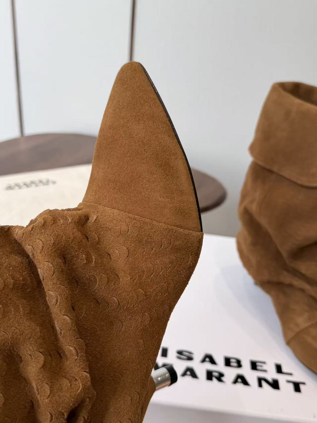 Isabel Marant  伊莎贝尔 26ss 尖头细跟短靴 一脚蹬细跟短靴，麟片皮孔点缀短靴腰身，时尚感满满，银色小