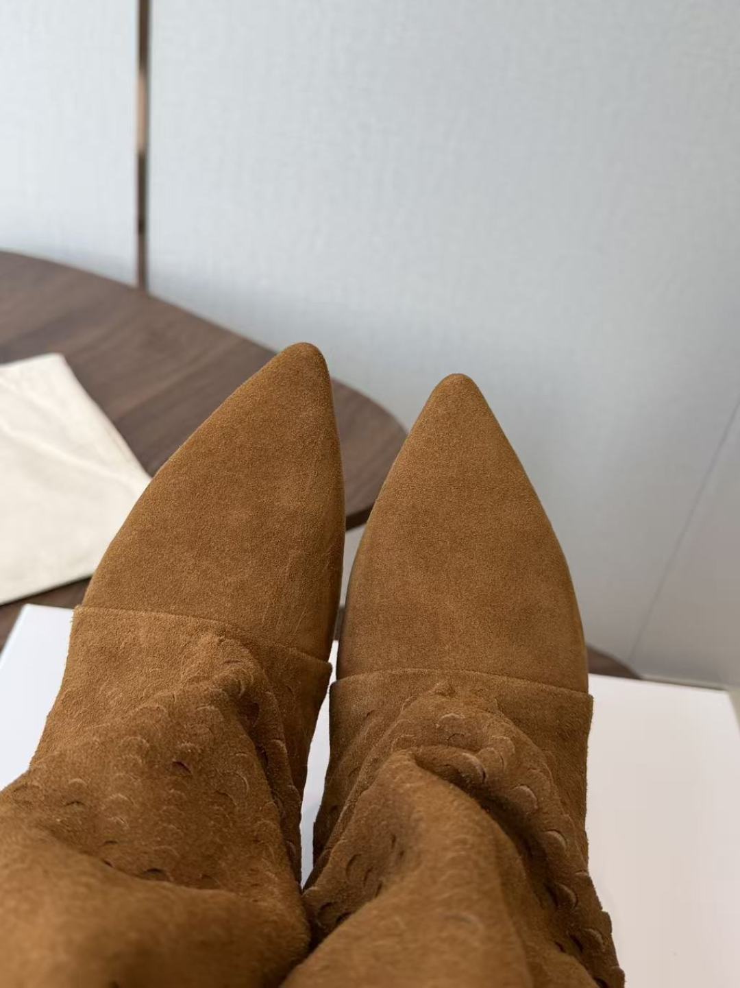 Isabel Marant  伊莎贝尔 26ss 尖头细跟短靴 一脚蹬细跟短靴，麟片皮孔点缀短靴腰身，时尚感满满，银色小