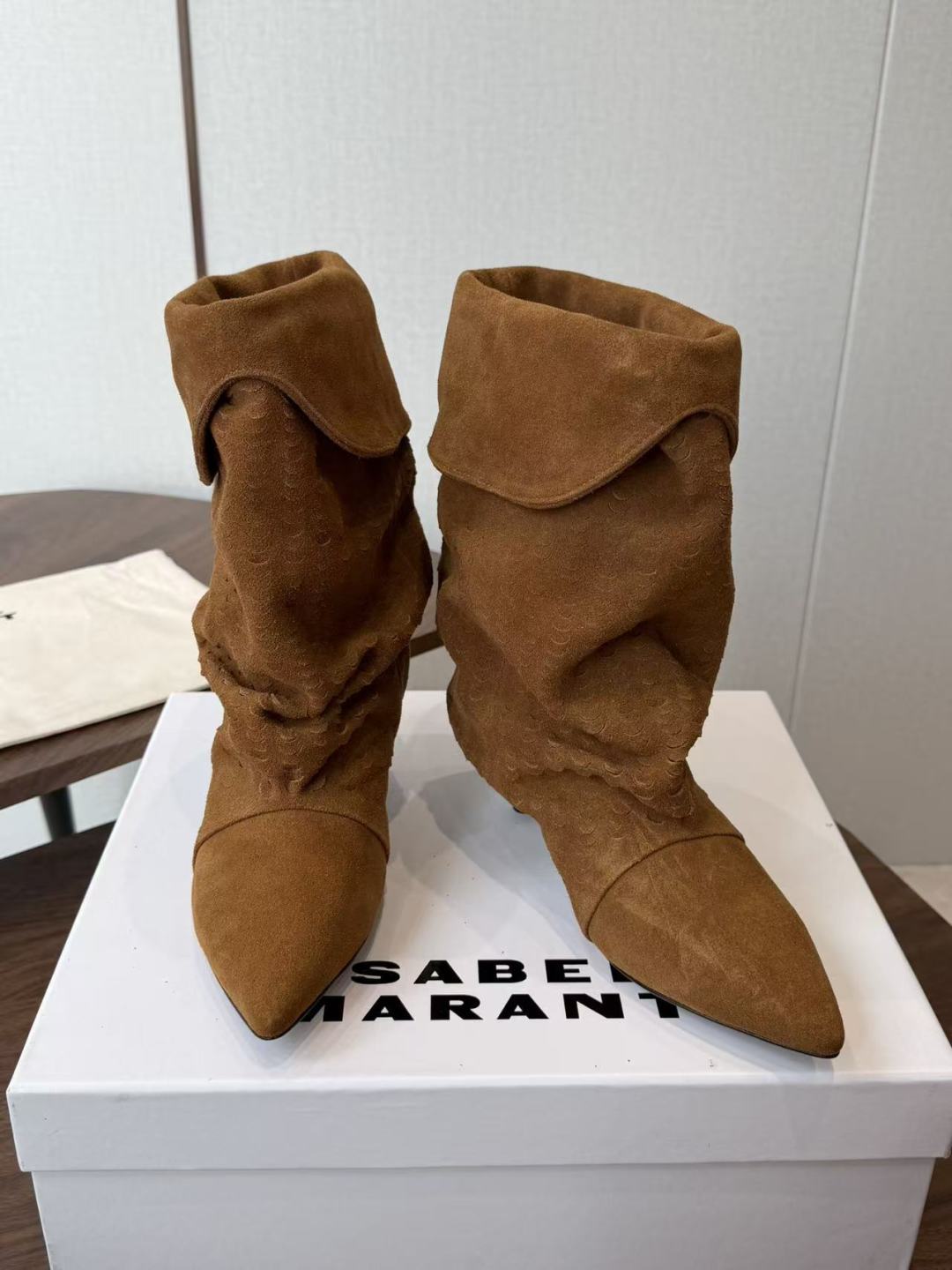 Isabel Marant  伊莎贝尔 26ss 尖头细跟短靴 一脚蹬细跟短靴，麟片皮孔点缀短靴腰身，时尚感满满，银色小