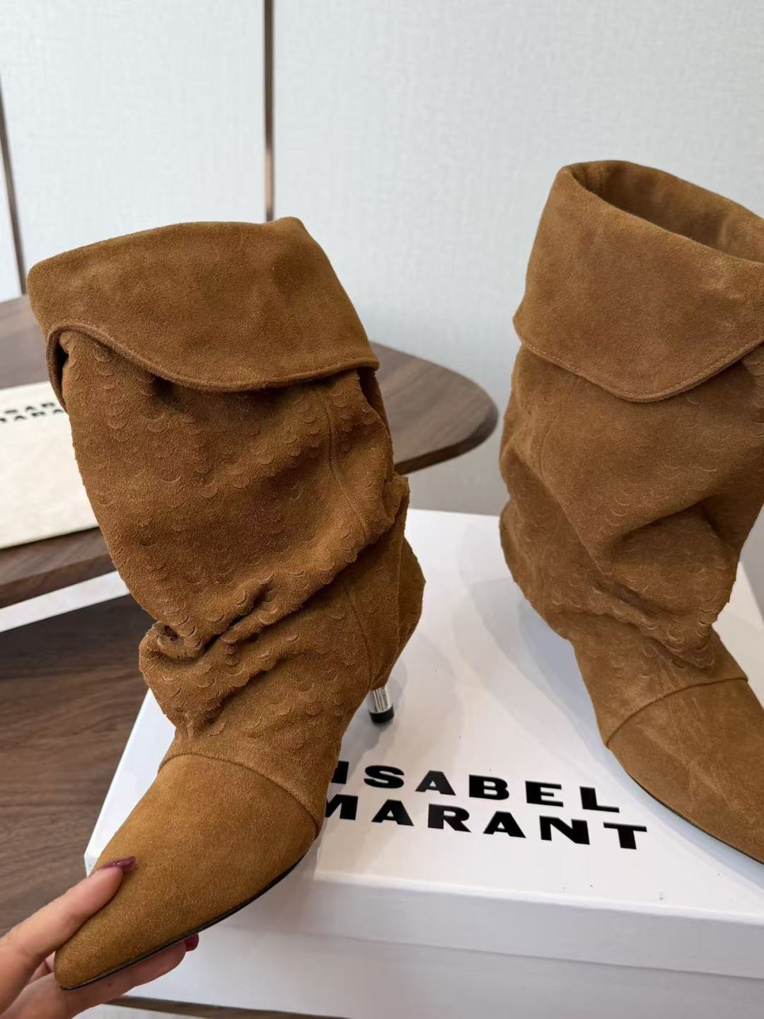 Isabel Marant  伊莎贝尔 26ss 尖头细跟短靴 一脚蹬细跟短靴，麟片皮孔点缀短靴腰身，时尚感满满，银色小