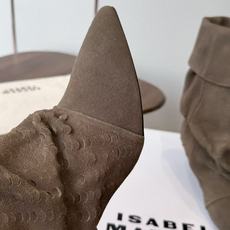 Isabel Marant 伊莎贝尔 26ss 尖头细跟短靴 一脚蹬细跟短靴,麟片皮孔点缀短靴腰身,时尚感满满,银色小 Isabel Marant 伊莎贝尔 26ss 尖头细跟短靴 一脚蹬细跟短靴,麟片皮孔点缀短靴腰身,时尚感满满,银色小