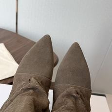 Isabel Marant 伊莎贝尔 26ss 尖头细跟短靴 一脚蹬细跟短靴,麟片皮孔点缀短靴腰身,时尚感满满,银色小 Isabel Marant 伊莎贝尔 26ss 尖头细跟短靴 一脚蹬细跟短靴,麟片皮孔点缀短靴腰身,时尚感满满,银色小
