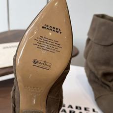 Isabel Marant 伊莎贝尔 26ss 尖头细跟短靴 一脚蹬细跟短靴,麟片皮孔点缀短靴腰身,时尚感满满,银色小 Isabel Marant 伊莎贝尔 26ss 尖头细跟短靴 一脚蹬细跟短靴,麟片皮孔点缀短靴腰身,时尚感满满,银色小