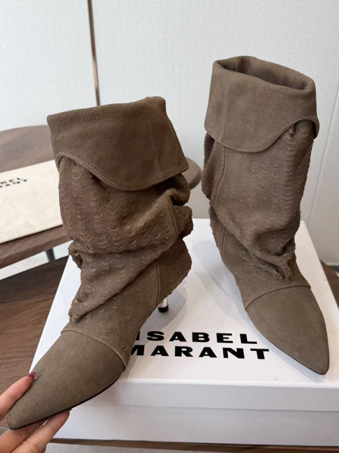 Isabel Marant 伊莎贝尔 26ss 尖头细跟短靴 一脚蹬细跟短靴,麟片皮孔点缀短靴腰身,时尚感满满,银色小 Isabel Marant 伊莎贝尔 26ss 尖头细跟短靴 一脚蹬细跟短靴,麟片皮孔点缀短靴腰身,时尚感满满,银色小