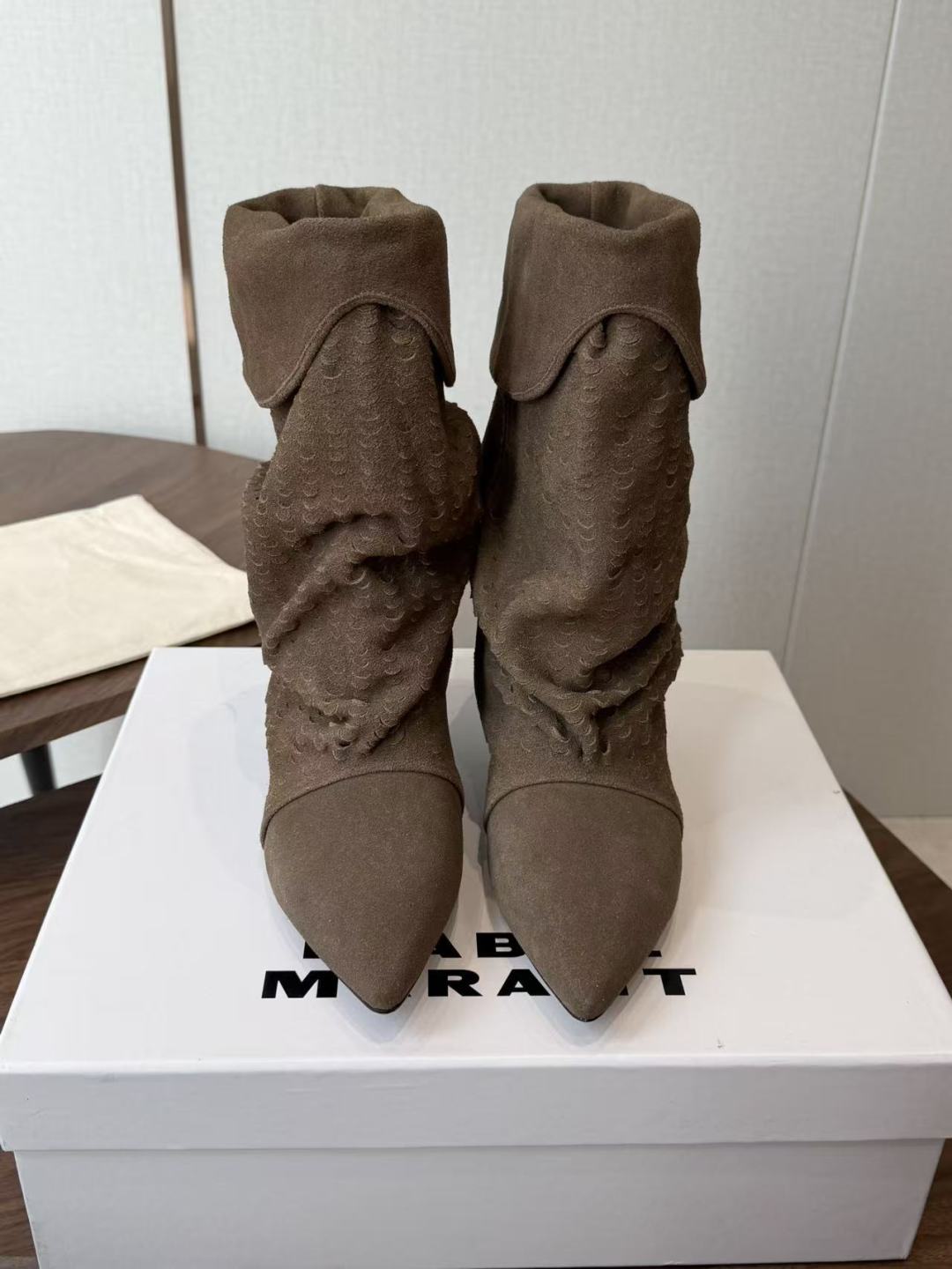 Isabel Marant  伊莎贝尔 26ss 尖头细跟短靴 一脚蹬细跟短靴，麟片皮孔点缀短靴腰身，时尚感满满，银色小