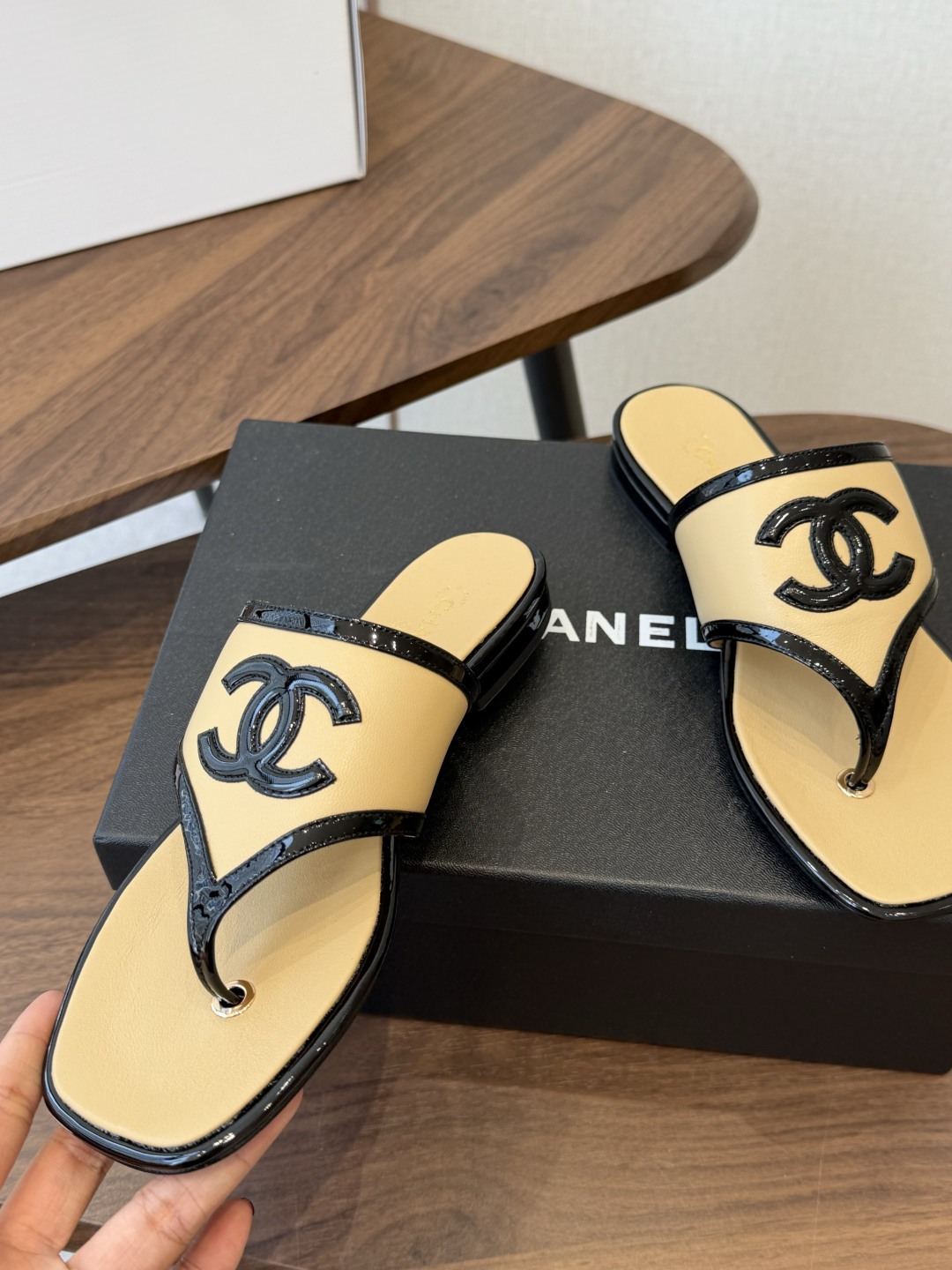 Chanel26ss夏季新款方头夹趾人字拖 自带慵懒轻奢休闲氛围感的方头夹脚人字拖，利落方头鞋型搭配经典大标，夹脚人字结