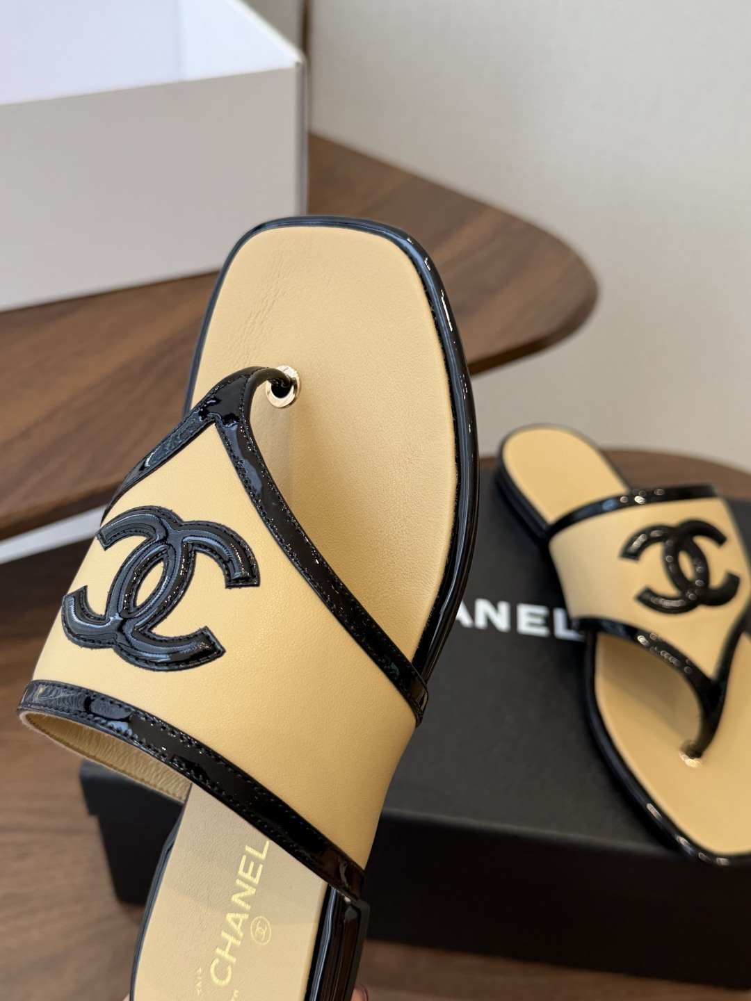 Chanel26ss夏季新款方头夹趾人字拖 自带慵懒轻奢休闲氛围感的方头夹脚人字拖，利落方头鞋型搭配经典大标，夹脚人字结