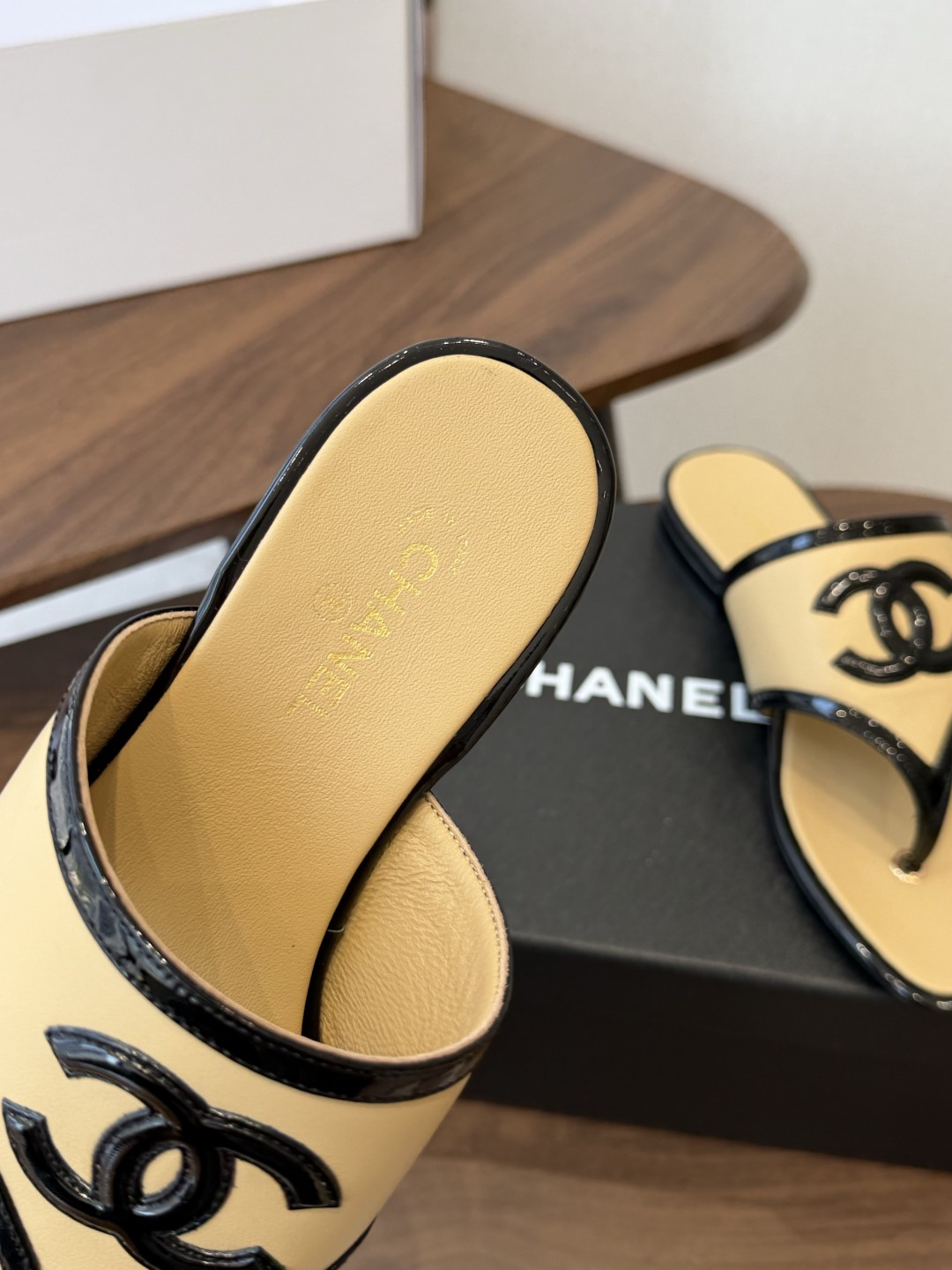 Chanel26ss夏季新款方头夹趾人字拖 自带慵懒轻奢休闲氛围感的方头夹脚人字拖，利落方头鞋型搭配经典大标，夹脚人字结