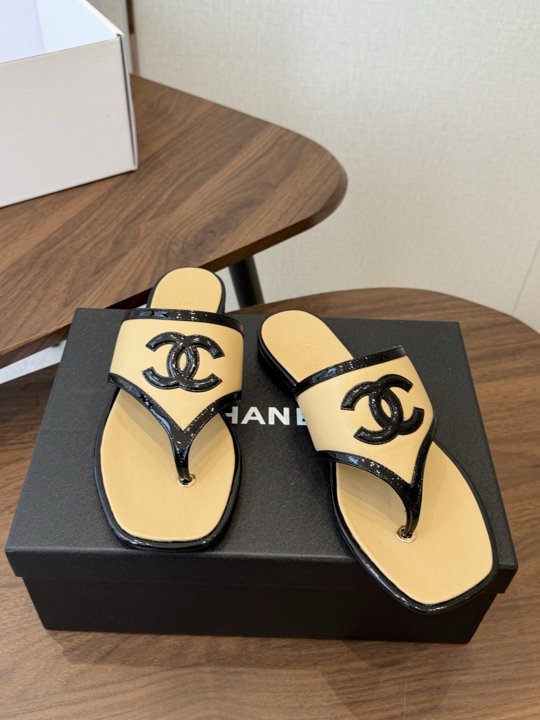 Chanel26ss夏季新款方头夹趾人字拖 自带慵懒轻奢休闲氛围感的方头夹脚人字拖，利落方头鞋型搭配经典大标，夹脚人字结