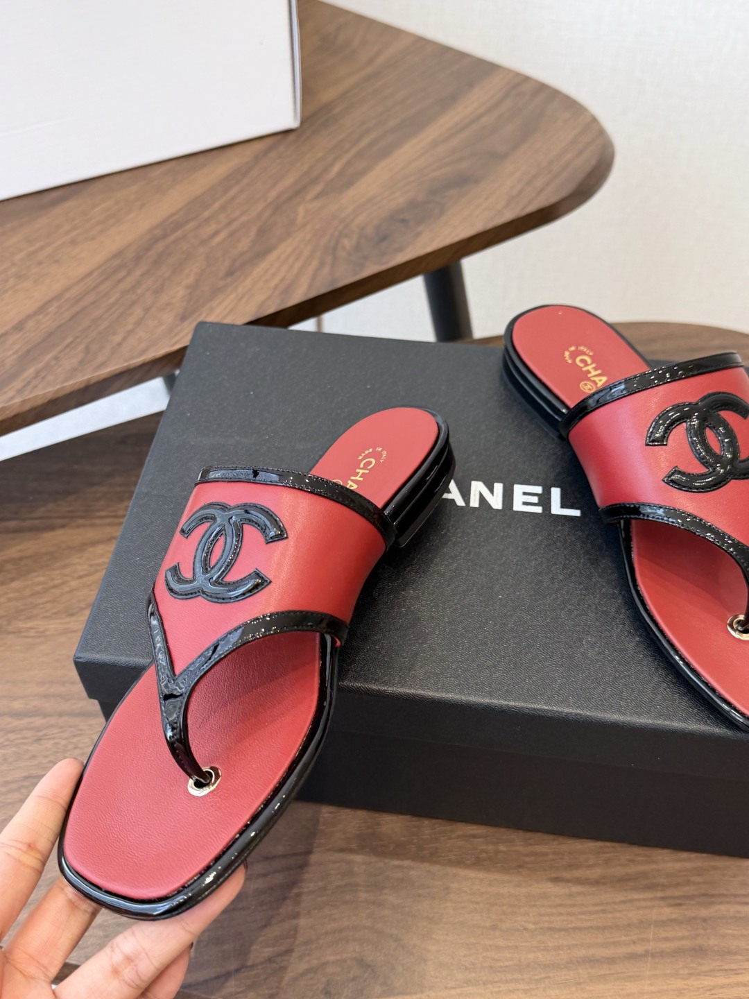 Chanel26ss夏季新款方头夹趾人字拖 自带慵懒轻奢休闲氛围感的方头夹脚人字拖，利落方头鞋型搭配经典大标，夹脚人字结