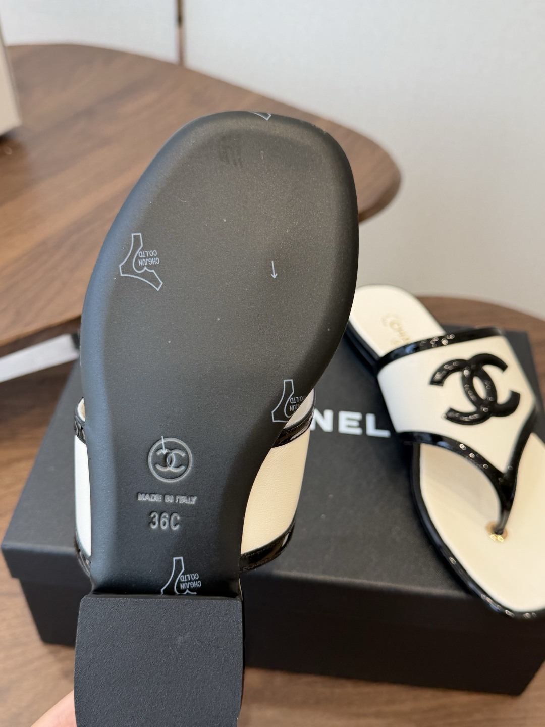 Chanel26ss夏季新款方头夹趾人字拖 自带慵懒轻奢休闲氛围感的方头夹脚人字拖，利落方头鞋型搭配经典大标，夹脚人字结