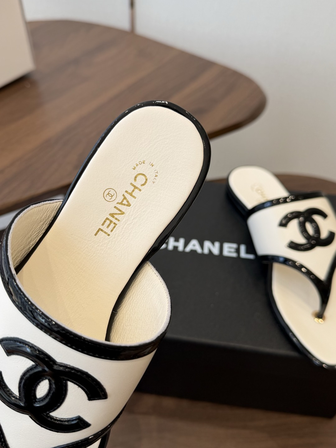 Chanel26ss夏季新款方头夹趾人字拖 自带慵懒轻奢休闲氛围感的方头夹脚人字拖，利落方头鞋型搭配经典大标，夹脚人字结