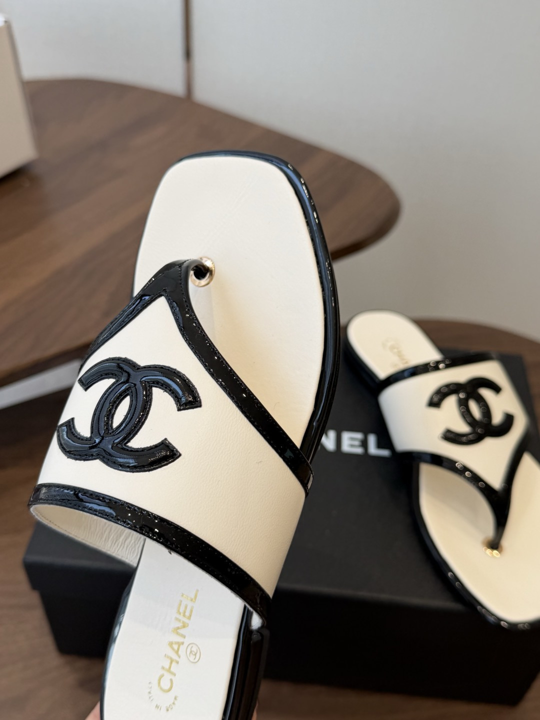 Chanel26ss夏季新款方头夹趾人字拖 自带慵懒轻奢休闲氛围感的方头夹脚人字拖，利落方头鞋型搭配经典大标，夹脚人字结