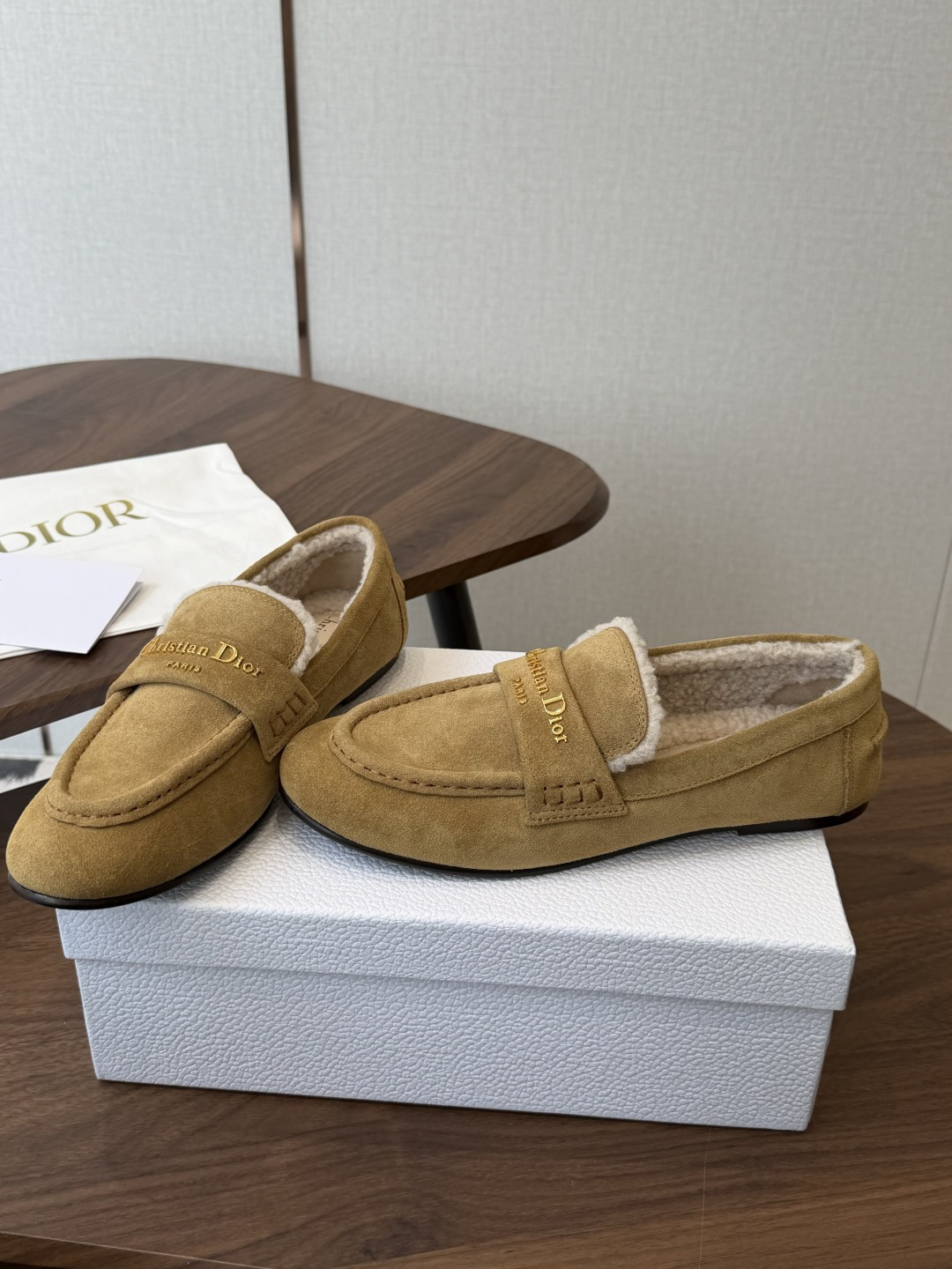 Dior 迪奥26ss 秋冬新款 羊毛 乐福鞋 顶级品质 版型超正,复古时尚经典单品 巴黎时装周第一场分量十足的大秀场 Dior 迪奥26ss 秋冬新款 羊毛 乐福鞋 顶级品质 版型超正,复古时尚经典单品 巴黎时装周第一场分量十足的大秀场
