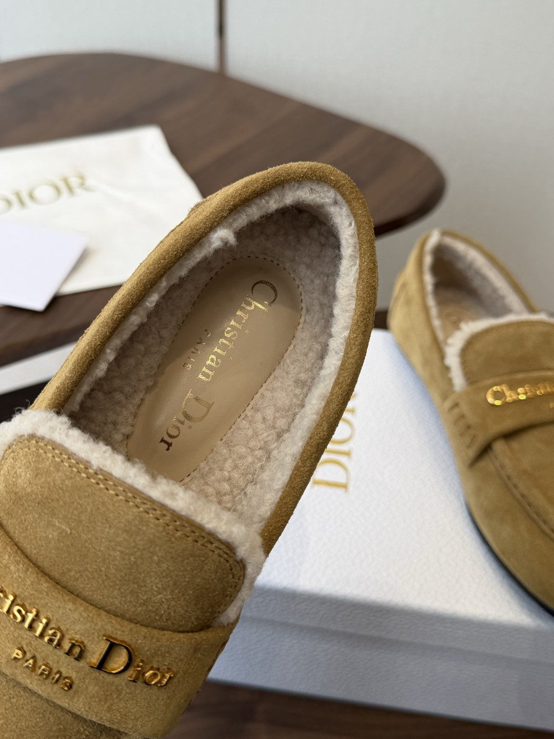 Dior 迪奥26ss 秋冬新款 羊毛 乐福鞋 顶级品质 版型超正,复古时尚经典单品 巴黎时装周第一场分量十足的大秀场 Dior 迪奥26ss 秋冬新款 羊毛 乐福鞋 顶级品质 版型超正,复古时尚经典单品 巴黎时装周第一场分量十足的大秀场