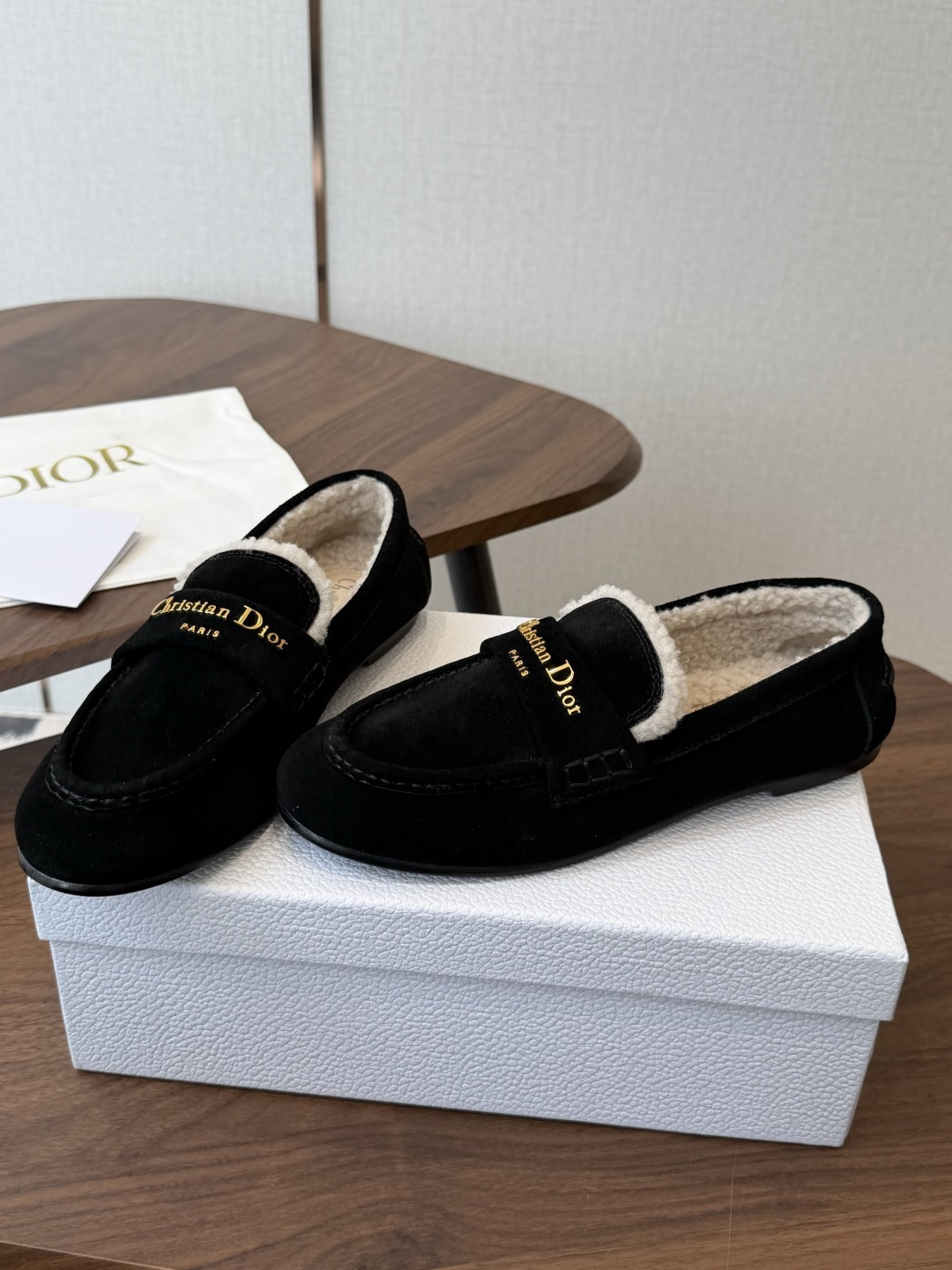 Dior 迪奥26ss 秋冬新款 羊毛 乐福鞋 顶级品质 版型超正,复古时尚经典单品 巴黎时装周第一场分量十足的大秀场 Dior 迪奥26ss 秋冬新款 羊毛 乐福鞋 顶级品质 版型超正,复古时尚经典单品 巴黎时装周第一场分量十足的大秀场