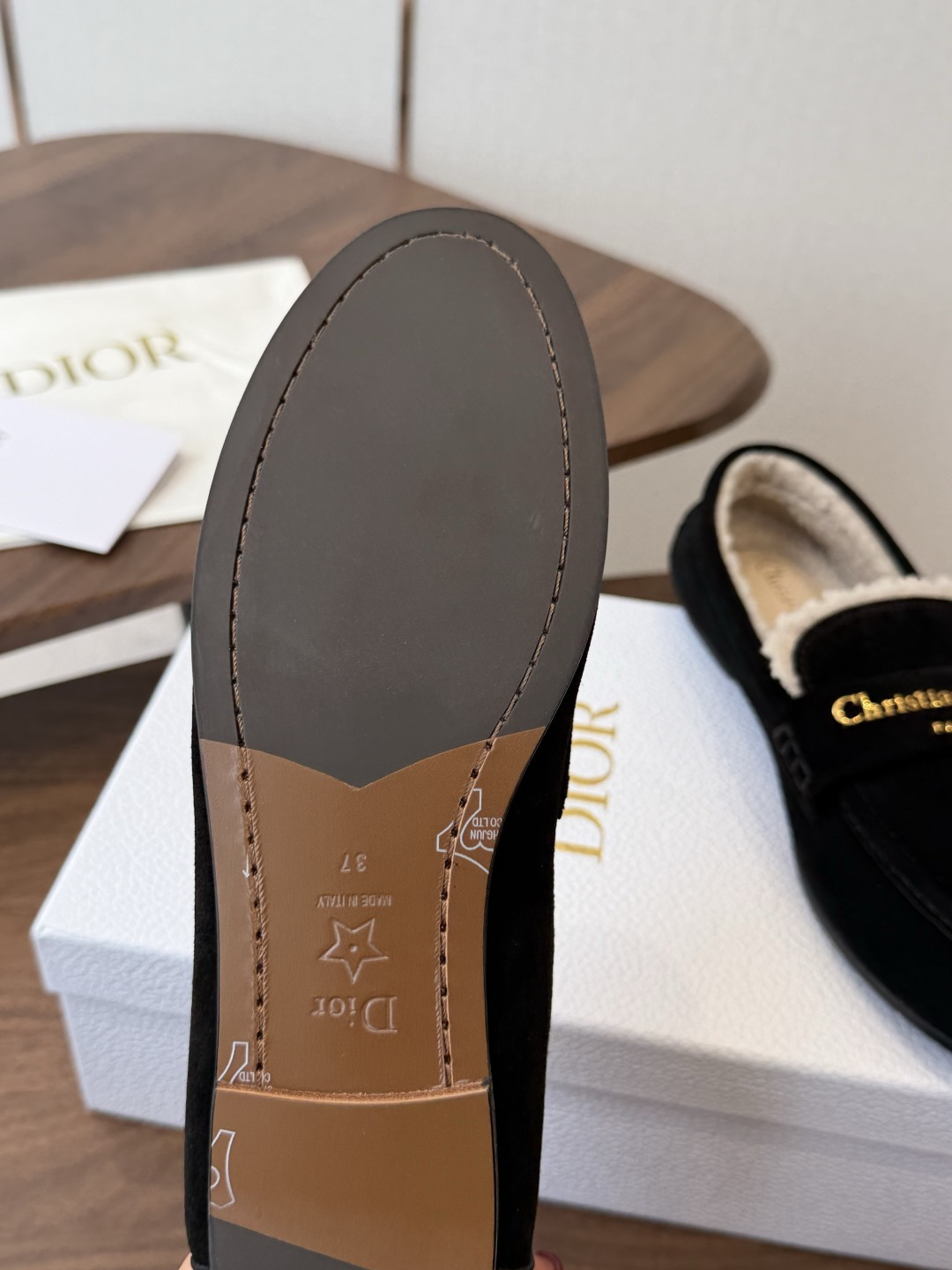Dior 迪奥26ss 秋冬新款 羊毛 乐福鞋 顶级品质 版型超正,复古时尚经典单品 巴黎时装周第一场分量十足的大秀场 Dior 迪奥26ss 秋冬新款 羊毛 乐福鞋 顶级品质 版型超正,复古时尚经典单品 巴黎时装周第一场分量十足的大秀场