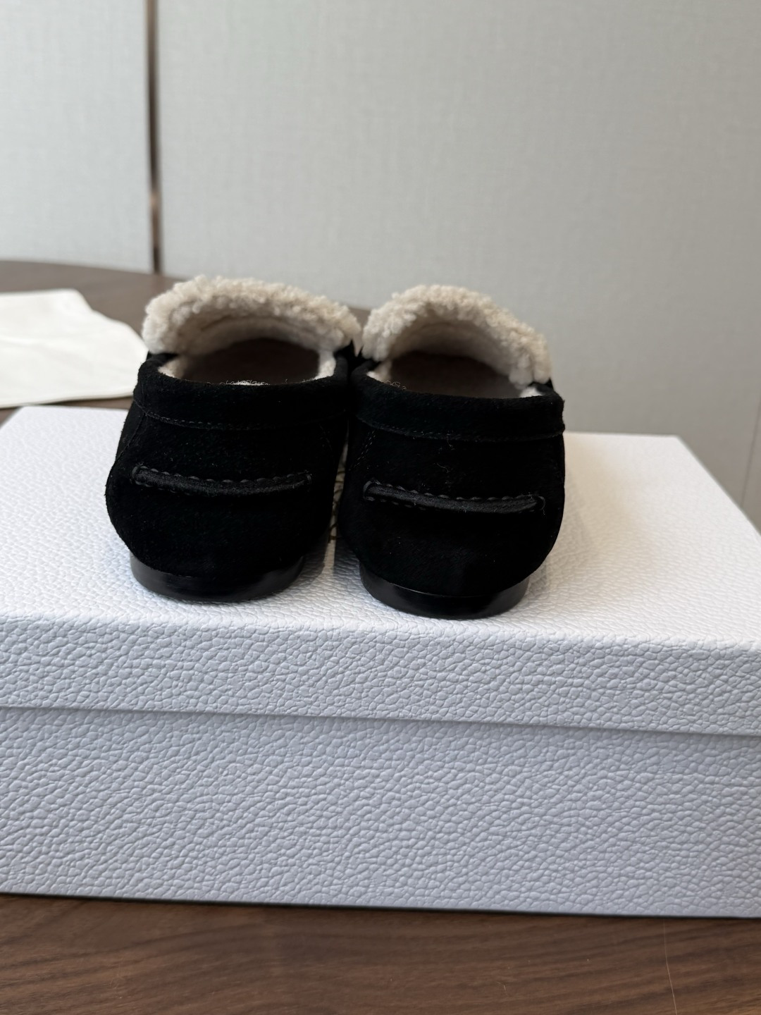 Dior 迪奥26ss 秋冬新款 羊毛 乐福鞋 顶级品质 版型超正,复古时尚经典单品 巴黎时装周第一场分量十足的大秀场 Dior 迪奥26ss 秋冬新款 羊毛 乐福鞋 顶级品质 版型超正,复古时尚经典单品 巴黎时装周第一场分量十足的大秀场
