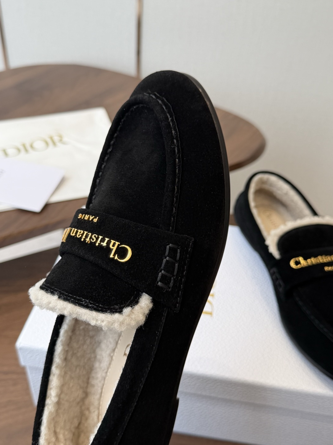 Dior 迪奥26ss 秋冬新款 羊毛 乐福鞋 顶级品质 版型超正,复古时尚经典单品 巴黎时装周第一场分量十足的大秀场 Dior 迪奥26ss 秋冬新款 羊毛 乐福鞋 顶级品质 版型超正,复古时尚经典单品 巴黎时装周第一场分量十足的大秀场