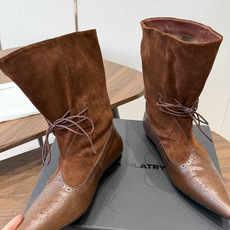 Dymonlatry26秋冬氛围感短靴,简约的利落设计,搭配时髦绑带,兼顾女性温柔气质与精致感! 鞋面:牛油皮十牛反绒 Dymonlatry26秋冬氛围感短靴,简约的利落设计,搭配时髦绑带,兼顾女性温柔气质与精致感! 鞋面:牛油皮十牛反绒