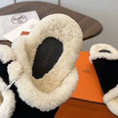 Hermes 26ss 爱马仕最新秋冬毛拖 超级百搭好看时髦 超多明星网红种草 秋冬必备 随意舒适高级感 鞋面: 反绒 Hermes 26ss 爱马仕最新秋冬毛拖 超级百搭好看时髦 超多明星网红种草 秋冬必备 随意舒适高级感 鞋面: 反绒