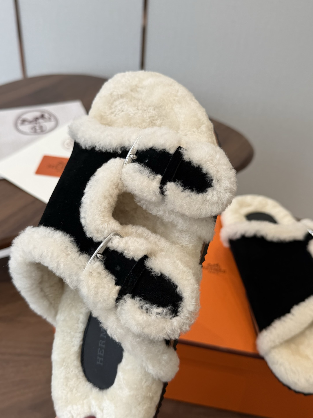 Hermes 26ss 爱马仕最新秋冬毛拖 超级百搭好看时髦 超多明星网红种草 秋冬必备 随意舒适高级感 鞋面: 反绒 Hermes 26ss 爱马仕最新秋冬毛拖 超级百搭好看时髦 超多明星网红种草 秋冬必备 随意舒适高级感 鞋面: 反绒