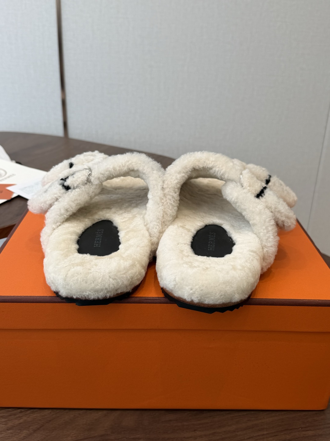 Hermes 26ss 爱马仕最新秋冬毛拖 超级百搭好看时髦 超多明星网红种草 秋冬必备 随意舒适高级感 鞋面: 反绒 Hermes 26ss 爱马仕最新秋冬毛拖 超级百搭好看时髦 超多明星网红种草 秋冬必备 随意舒适高级感 鞋面: 反绒