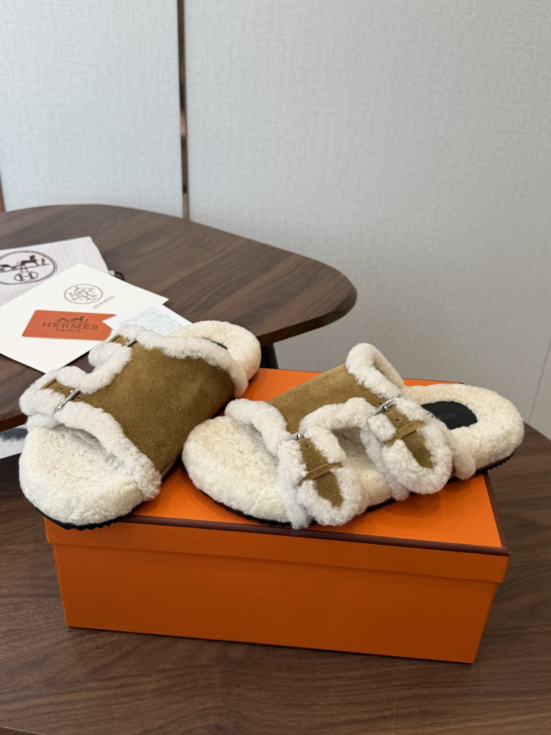 Hermes 26ss 爱马仕最新秋冬毛拖 超级百搭好看时髦 超多明星网红种草 秋冬必备 随意舒适高级感 鞋面: 反绒 Hermes 26ss 爱马仕最新秋冬毛拖 超级百搭好看时髦 超多明星网红种草 秋冬必备 随意舒适高级感 鞋面: 反绒