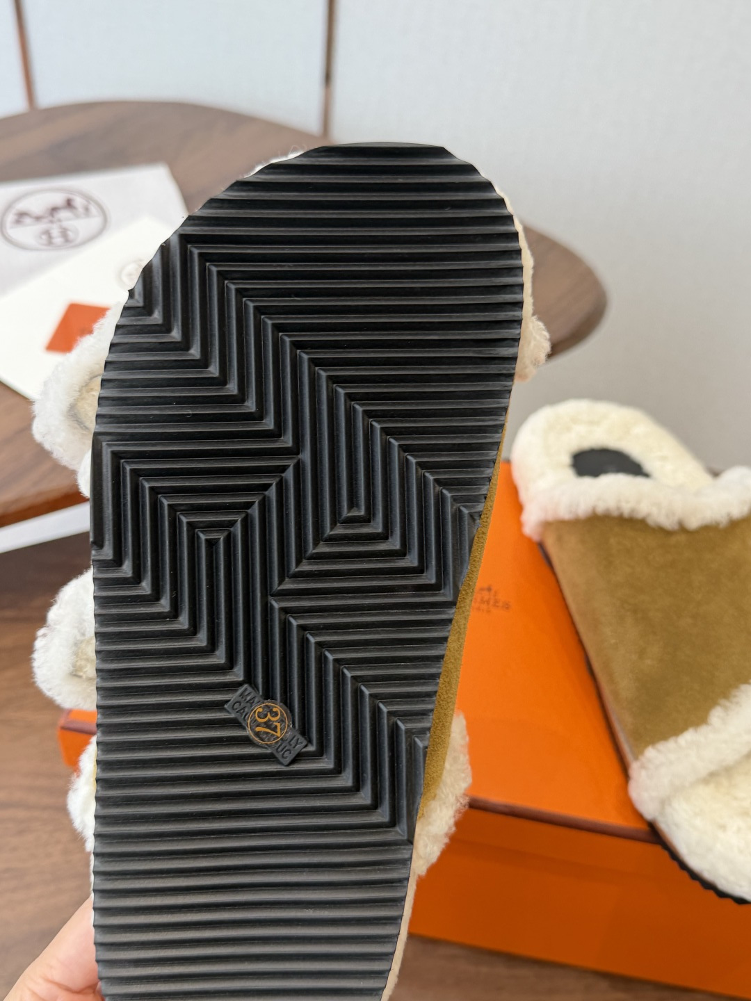 Hermes 26ss 爱马仕最新秋冬毛拖 超级百搭好看时髦 超多明星网红种草 秋冬必备 随意舒适高级感 鞋面: 反绒 Hermes 26ss 爱马仕最新秋冬毛拖 超级百搭好看时髦 超多明星网红种草 秋冬必备 随意舒适高级感 鞋面: 反绒
