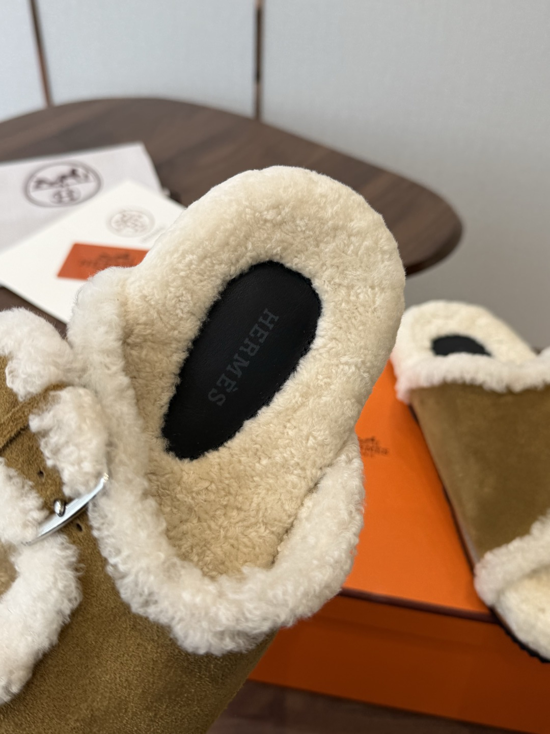 Hermes 26ss 爱马仕最新秋冬毛拖 超级百搭好看时髦 超多明星网红种草 秋冬必备 随意舒适高级感 鞋面: 反绒 Hermes 26ss 爱马仕最新秋冬毛拖 超级百搭好看时髦 超多明星网红种草 秋冬必备 随意舒适高级感 鞋面: 反绒
