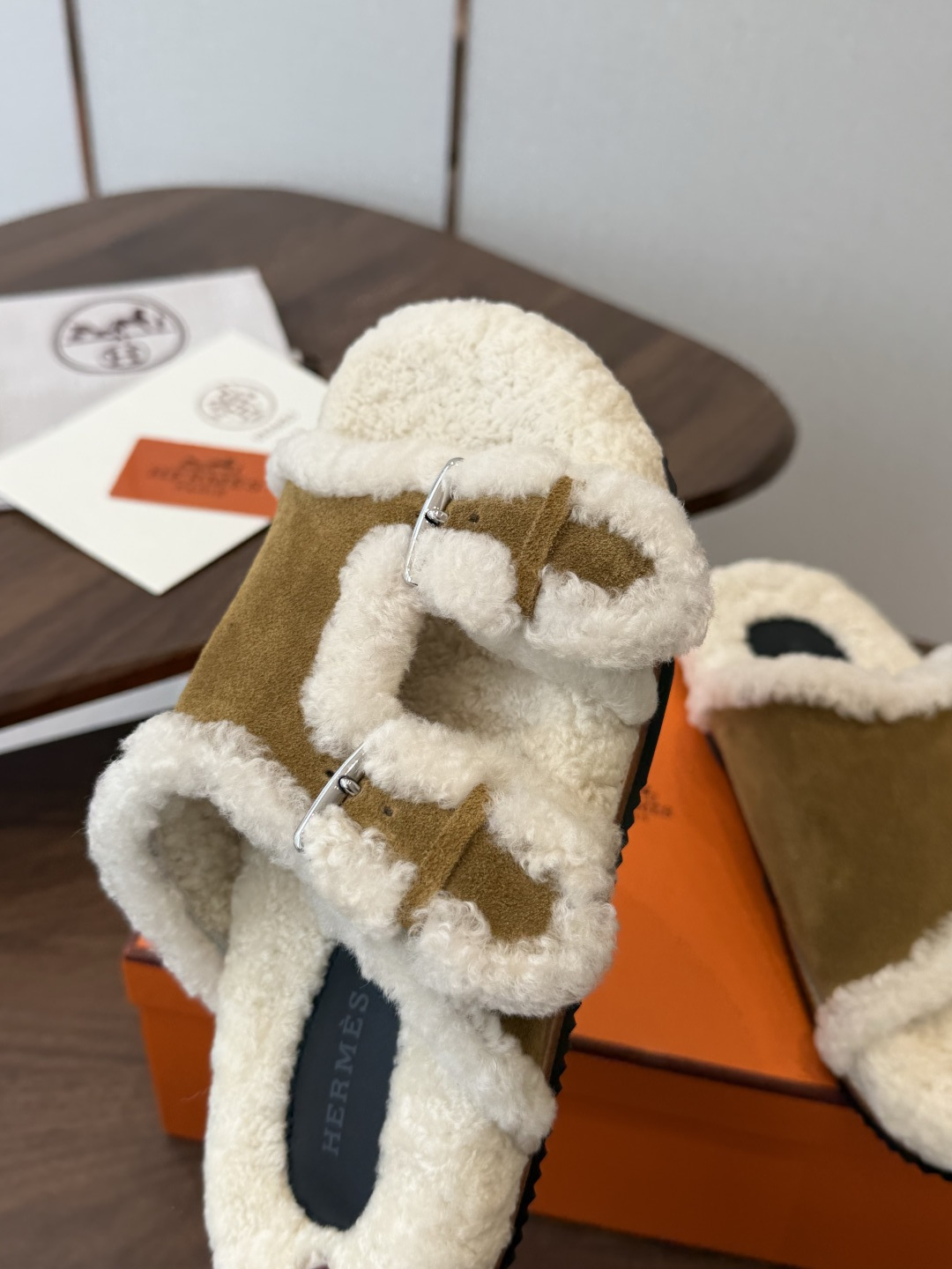 Hermes 26ss 爱马仕最新秋冬毛拖 超级百搭好看时髦 超多明星网红种草 秋冬必备 随意舒适高级感 鞋面: 反绒 Hermes 26ss 爱马仕最新秋冬毛拖 超级百搭好看时髦 超多明星网红种草 秋冬必备 随意舒适高级感 鞋面: 反绒