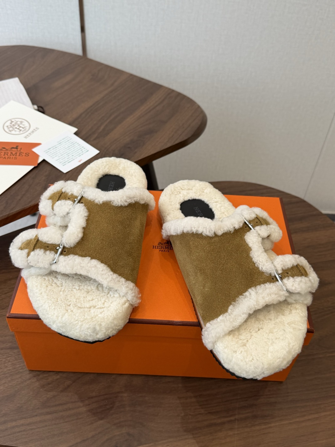 Hermes 26ss 爱马仕最新秋冬毛拖 超级百搭好看时髦 超多明星网红种草 秋冬必备 随意舒适高级感 鞋面: 反绒 Hermes 26ss 爱马仕最新秋冬毛拖 超级百搭好看时髦 超多明星网红种草 秋冬必备 随意舒适高级感 鞋面: 反绒