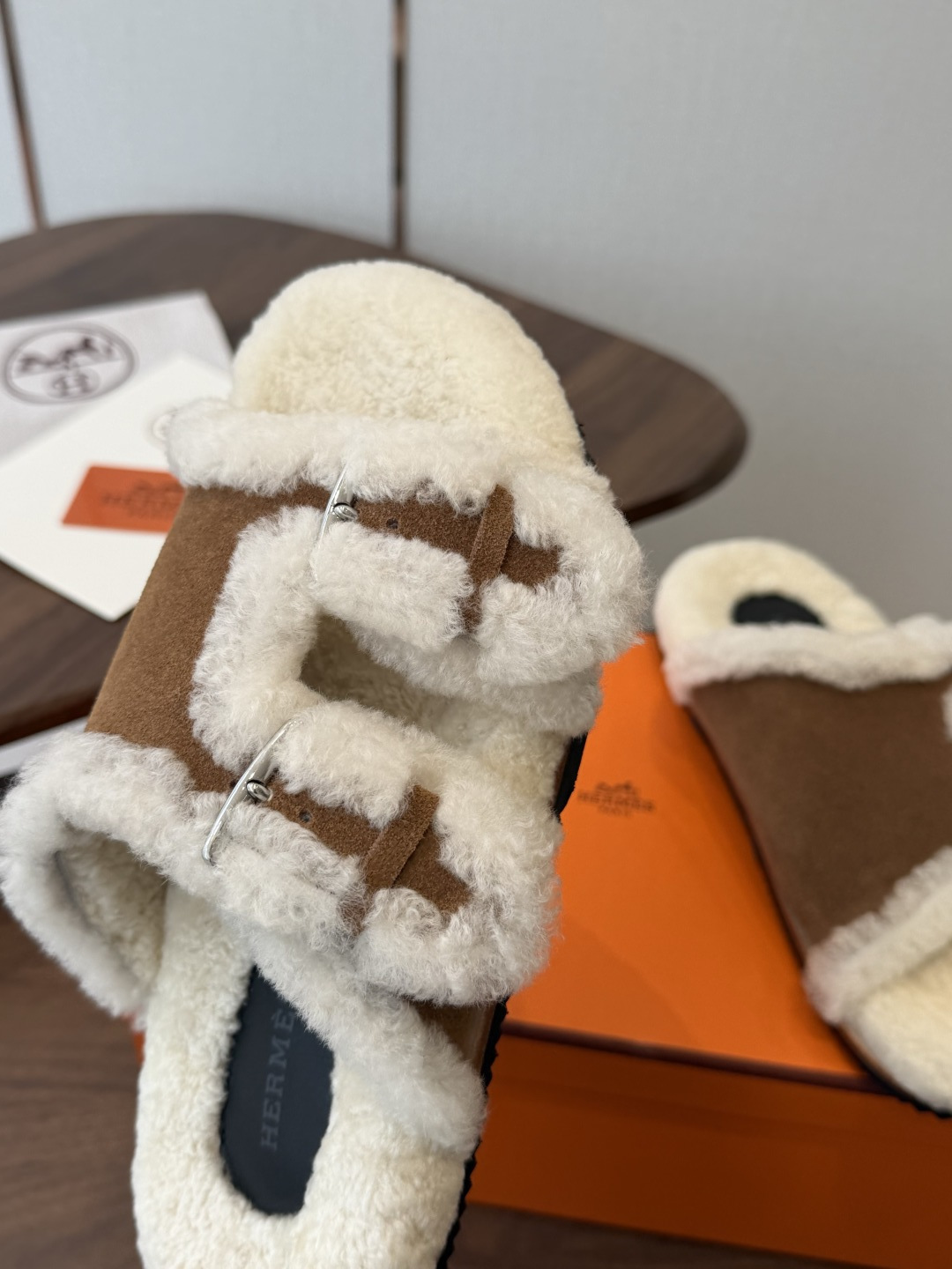 Hermes 26ss 爱马仕最新秋冬毛拖 超级百搭好看时髦 超多明星网红种草 秋冬必备 随意舒适高级感 鞋面: 反绒 Hermes 26ss 爱马仕最新秋冬毛拖 超级百搭好看时髦 超多明星网红种草 秋冬必备 随意舒适高级感 鞋面: 反绒