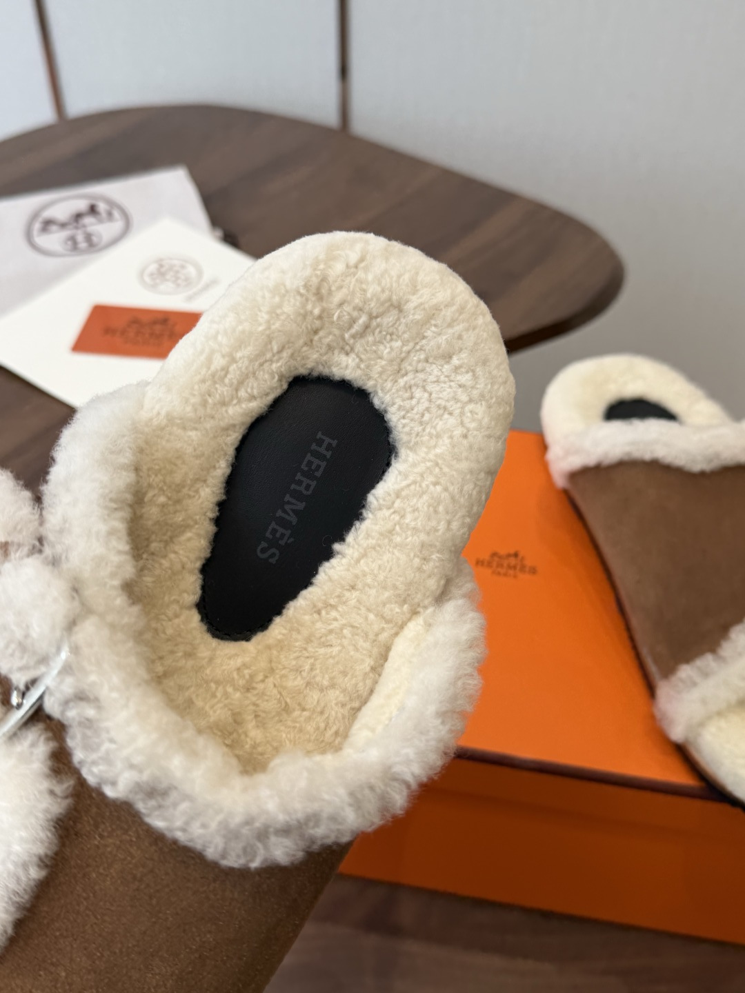Hermes 26ss 爱马仕最新秋冬毛拖 超级百搭好看时髦 超多明星网红种草 秋冬必备 随意舒适高级感 鞋面: 反绒 Hermes 26ss 爱马仕最新秋冬毛拖 超级百搭好看时髦 超多明星网红种草 秋冬必备 随意舒适高级感 鞋面: 反绒