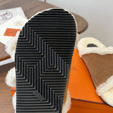 Hermes 26ss 爱马仕最新秋冬毛拖 超级百搭好看时髦 超多明星网红种草 秋冬必备 随意舒适高级感 鞋面: 反绒 Hermes 26ss 爱马仕最新秋冬毛拖 超级百搭好看时髦 超多明星网红种草 秋冬必备 随意舒适高级感 鞋面: 反绒