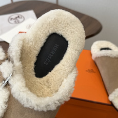 Hermes 26ss 爱马仕最新秋冬毛拖 超级百搭好看时髦 超多明星网红种草 秋冬必备 随意舒适高级感 鞋面: 反绒 Hermes 26ss 爱马仕最新秋冬毛拖 超级百搭好看时髦 超多明星网红种草 秋冬必备 随意舒适高级感 鞋面: 反绒