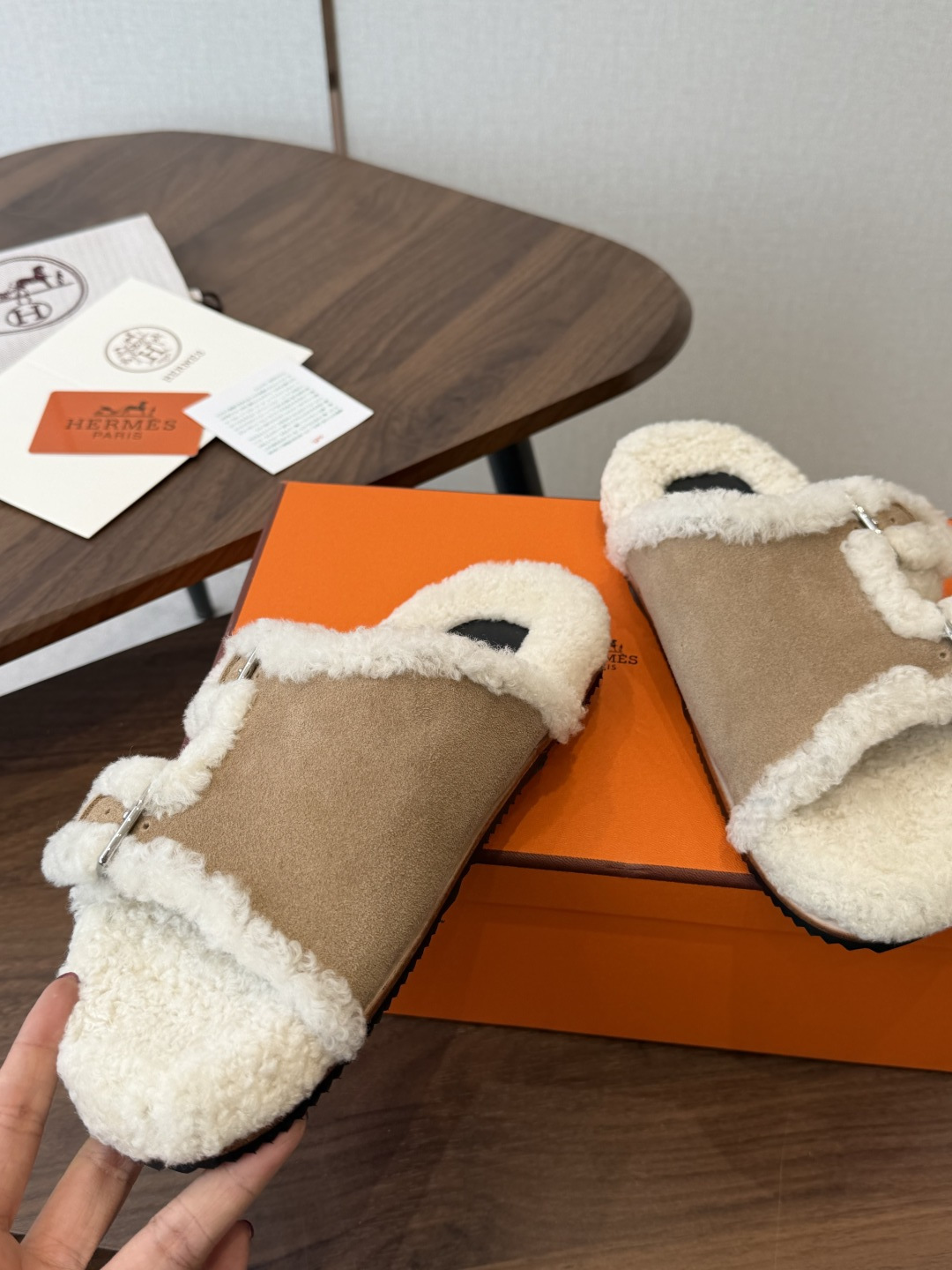 Hermes 26ss 爱马仕最新秋冬毛拖 超级百搭好看时髦 超多明星网红种草 秋冬必备 随意舒适高级感 鞋面: 反绒 Hermes 26ss 爱马仕最新秋冬毛拖 超级百搭好看时髦 超多明星网红种草 秋冬必备 随意舒适高级感 鞋面: 反绒