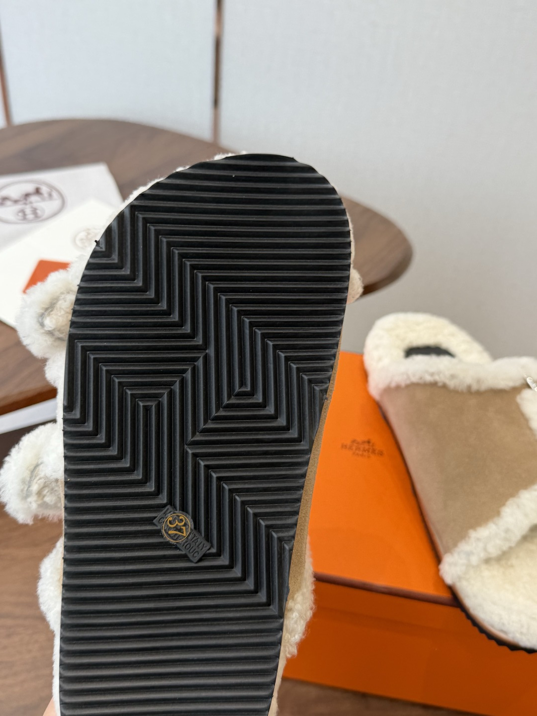 Hermes 26ss 爱马仕最新秋冬毛拖 超级百搭好看时髦 超多明星网红种草 秋冬必备 随意舒适高级感 鞋面: 反绒 Hermes 26ss 爱马仕最新秋冬毛拖 超级百搭好看时髦 超多明星网红种草 秋冬必备 随意舒适高级感 鞋面: 反绒