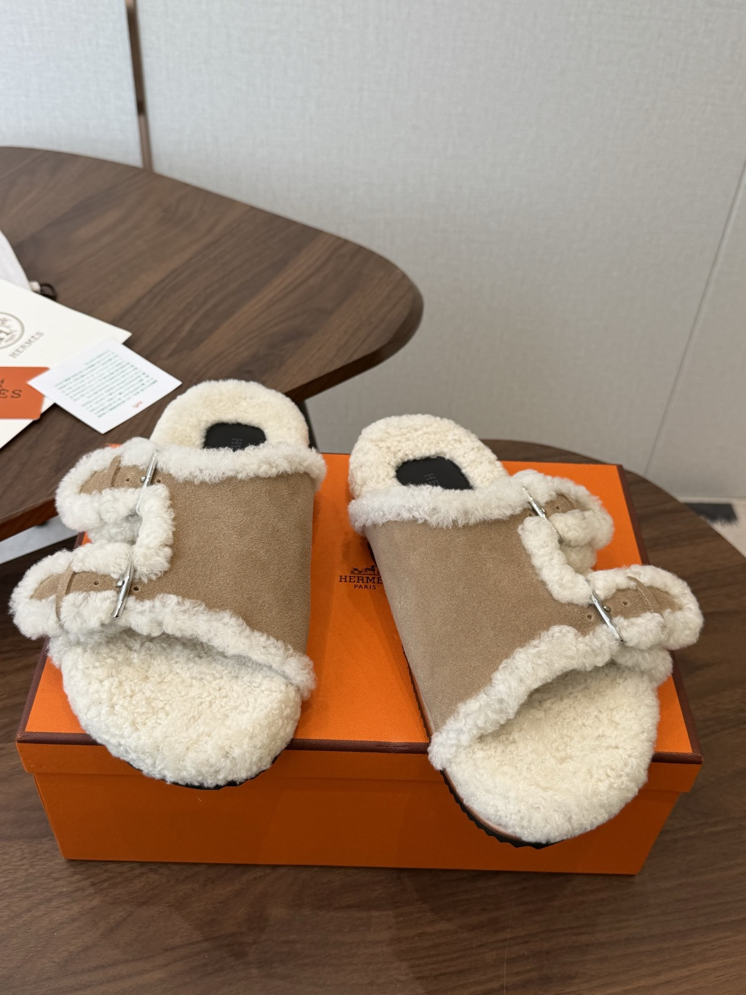 Hermes 26ss 爱马仕最新秋冬毛拖 超级百搭好看时髦 超多明星网红种草 秋冬必备 随意舒适高级感 鞋面: 反绒 Hermes 26ss 爱马仕最新秋冬毛拖 超级百搭好看时髦 超多明星网红种草 秋冬必备 随意舒适高级感 鞋面: 反绒
