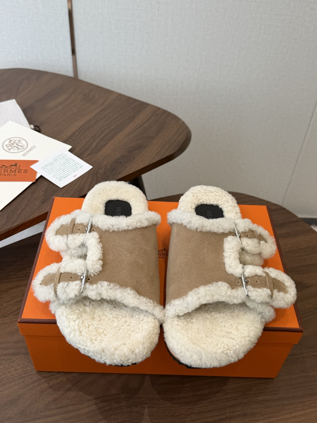 Hermes 26ss 爱马仕最新秋冬毛拖 超级百搭好看时髦 超多明星网红种草 秋冬必备 随意舒适高级感 鞋面: 反绒 